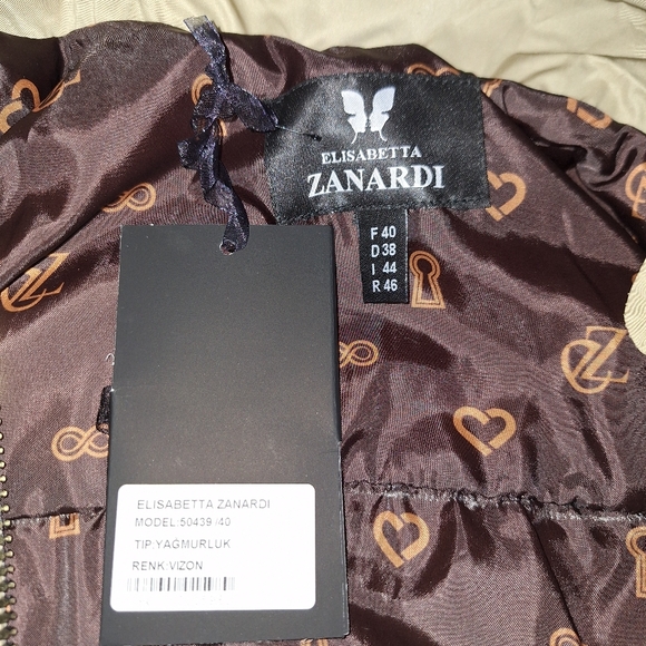 Trenchcoat. Tan shiny color. - Picture 8 of 11